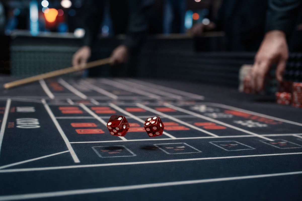 Zwei rote Würfel springen über die Pass-Line eines Craps-Tisches