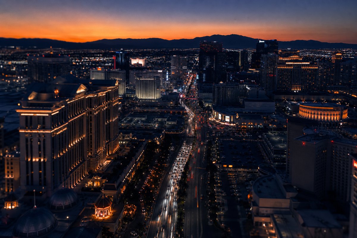 Beleuchteter Casino-Boulevard bei Abenddämmerung aus der Vogelperspektive