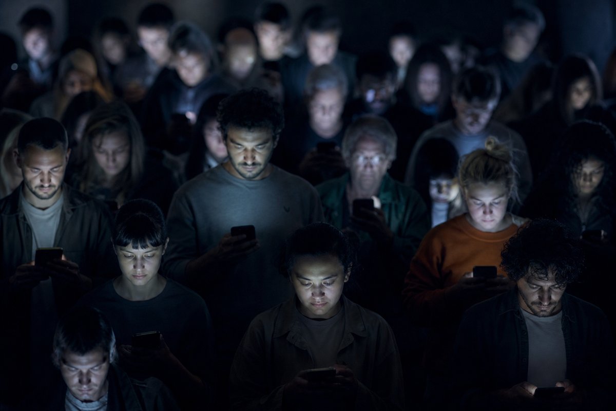 Anonyme Menschenmenge im Licht ihrer Smartphone-Bildschirme